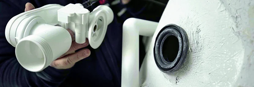 Person hält weißes Wasserrohrteil