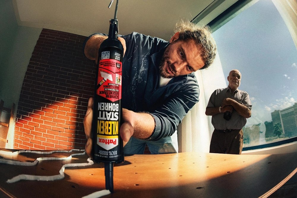 Eine Person nutzt Henkel Kleben statt Bohren auf Holz