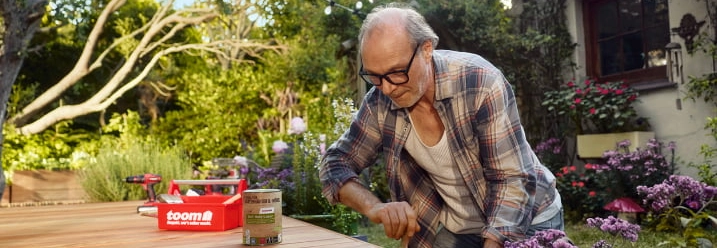 Jochen streicht Holz