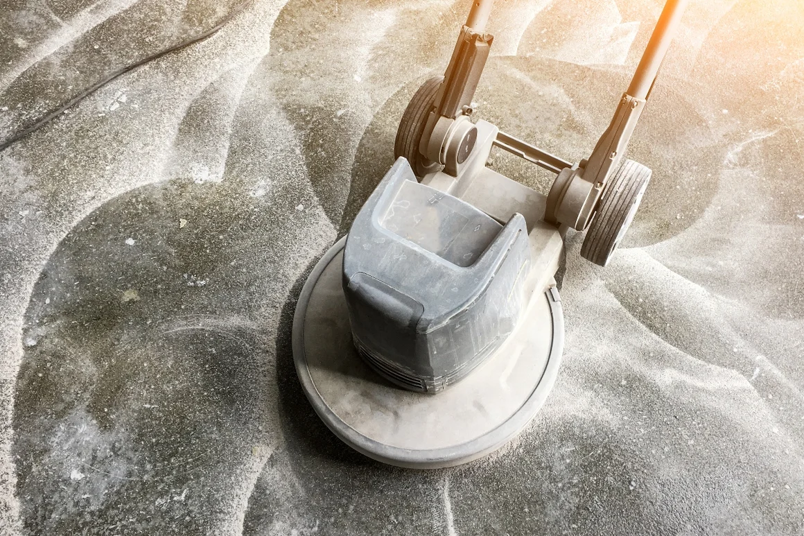 Schleifmaschine auf Betonboden