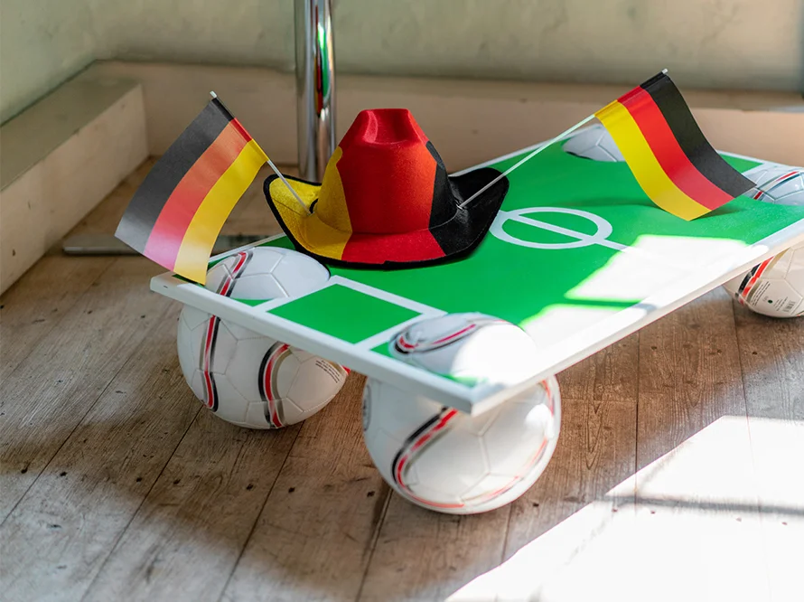 Miniatur-Fußballfeld mit Deutschland-Deko