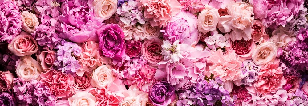 Eine Wand aus rosa und lila Blumen.