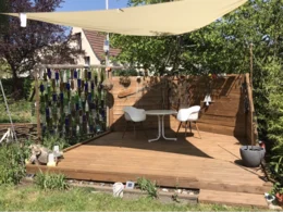 Gartenhütte mit Terrasse und Sonnensegel