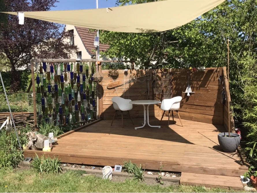 Gartenhütte mit Terrasse und Sonnensegel