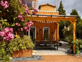 Holzterrasse mit Gartenmöbeln und Rosen