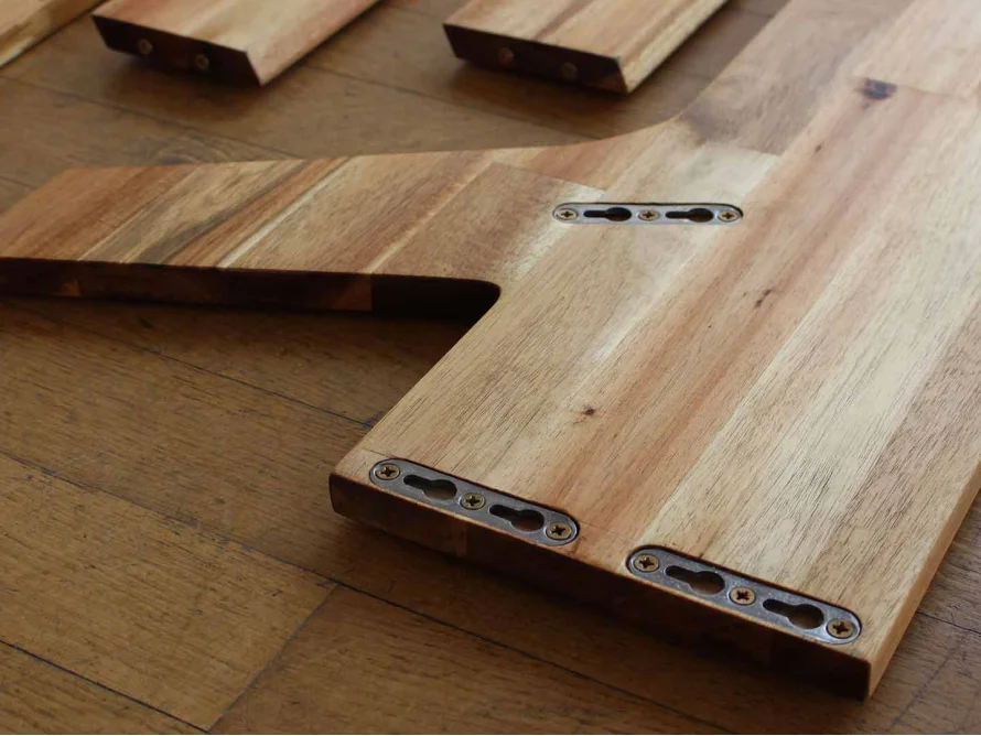 Holzgestell mit Metallhalterungen