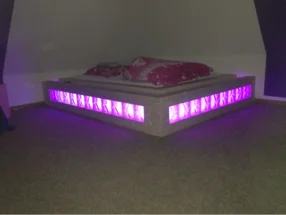 Bett mit lila Beleuchtung