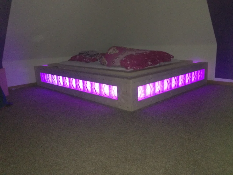 Bett mit lila Beleuchtung