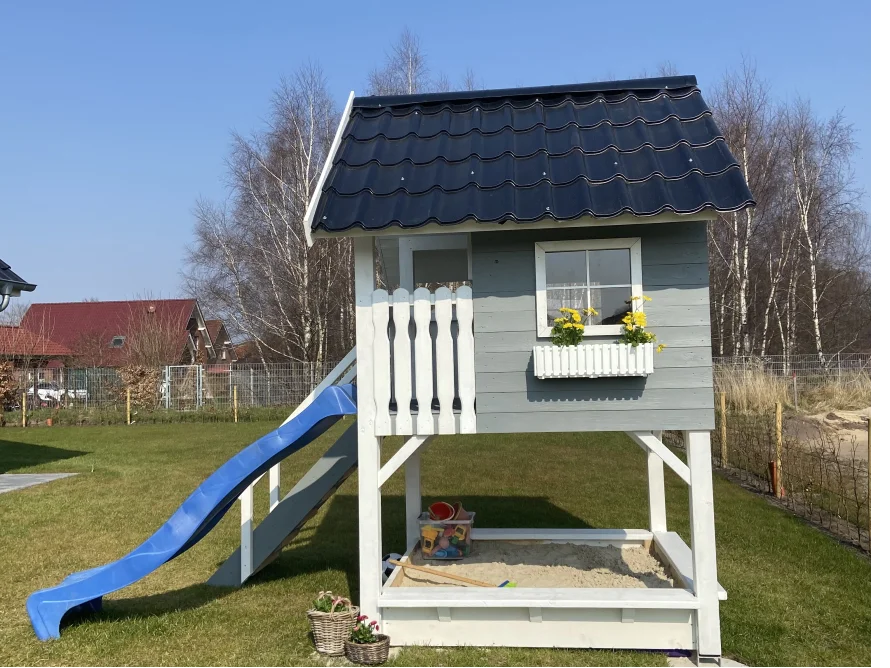 Spielhaus mit Rutsche und Sandkasten