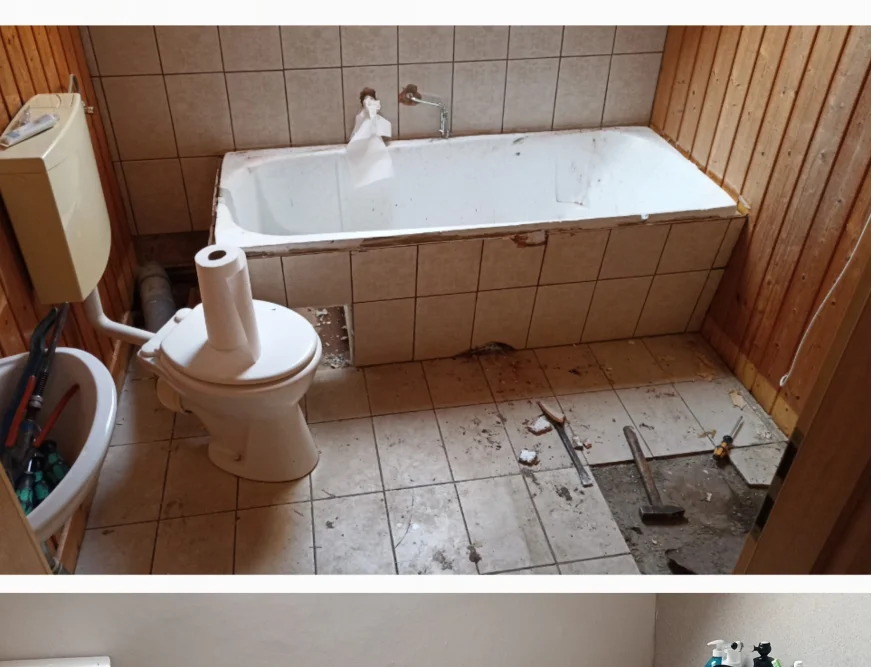 Badezimmer während der Renovierung mit Hammer