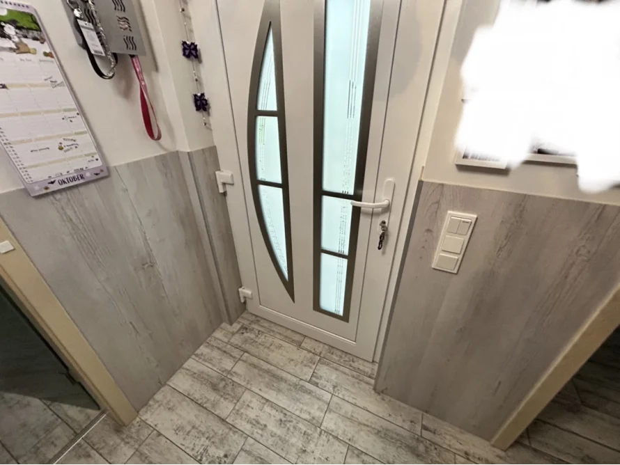 Eingangsbereich mit weißer Tür