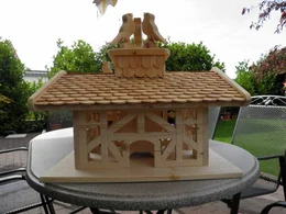 Großes Fachwerk-Vogelhaus