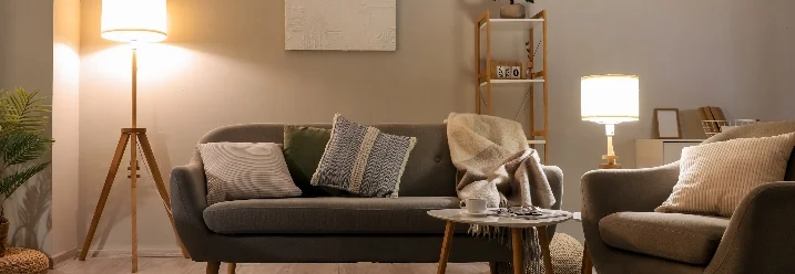 Gemütliches Wohnzimmer mit Sofa und Stehleuchte