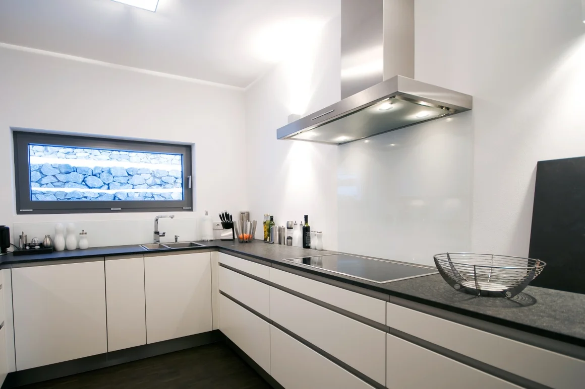 Moderne Küche mit Dunstabzugshaube
