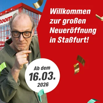 Eine Person wirbt für die Neueröffnung eines Baumarktes.