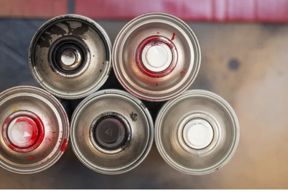 Sechs Sprühdosen von oben