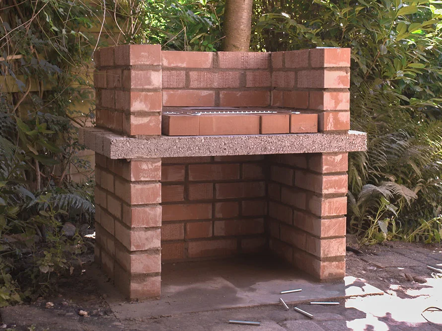 Unfertiger gemauerter Gartengrill