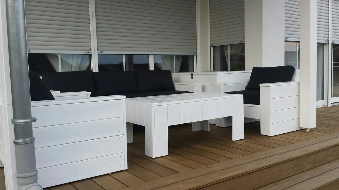 Weiße Gartenmöbel auf einer Terrasse