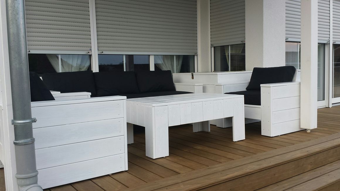 Weiße Gartenmöbel auf einer Terrasse