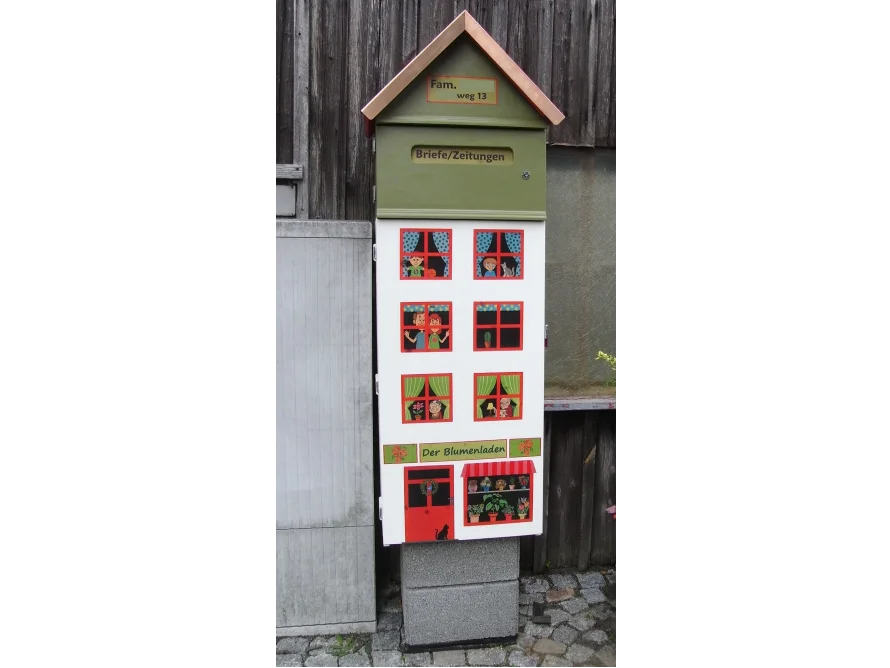 Bemalter Briefkasten in Hausform
