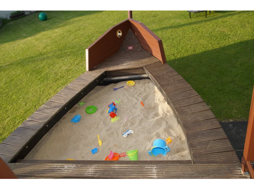 Sandkasten in Form eines Schiffsbuges