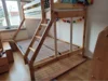 Ein Etagenbett aus hellem Holz.