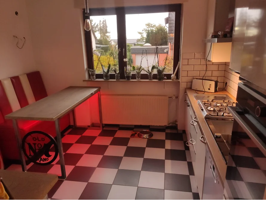 Küche mit schwarz-weißem Fliesenboden