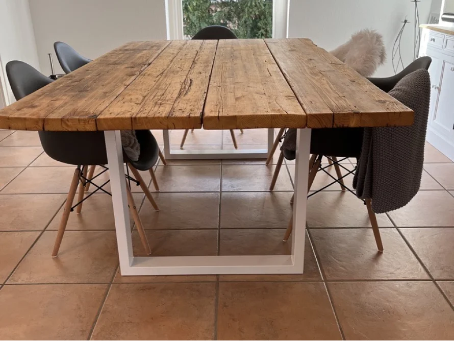 Holztisch mit weißen Beinen