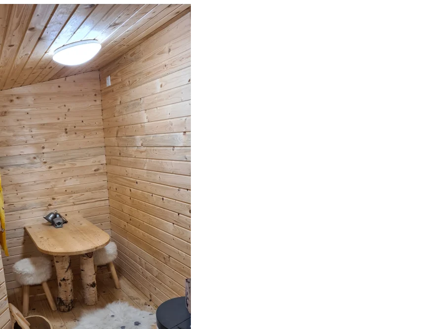 Holztisch mit Hockern in Gartenhütte