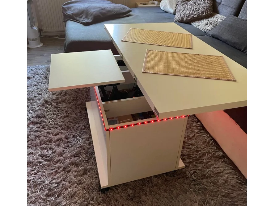 Weißer Couchtisch mit hochfahrbarer Platte