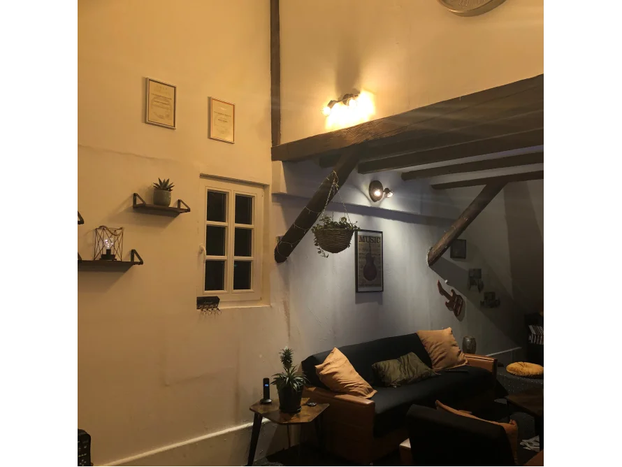 Gemütliches Wohnzimmer mit sichtbaren Holzbalken