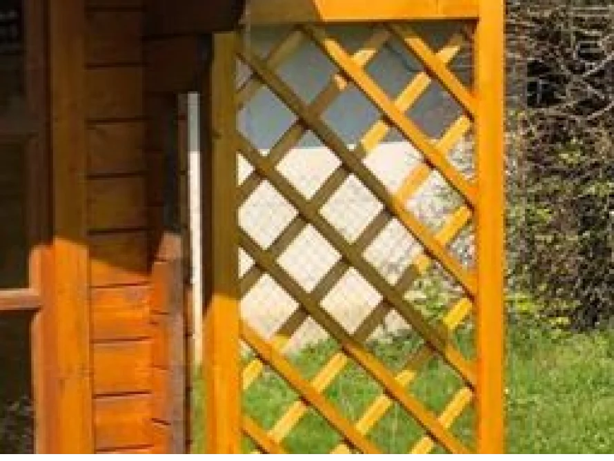 Holzgitter an Gartenhaus