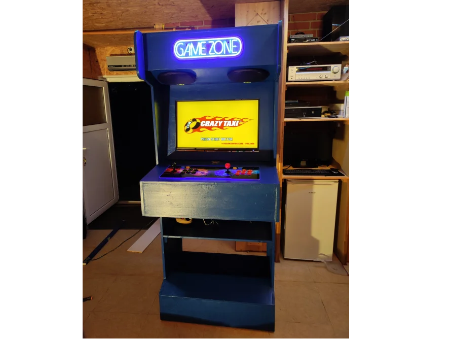 Blauer Arcade-Automat mit beleuchtetem Schild