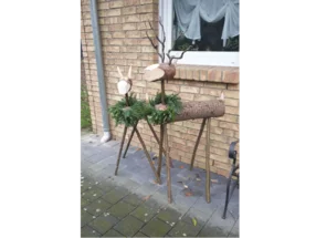 Rustikaler Holzrentier als Dekoration