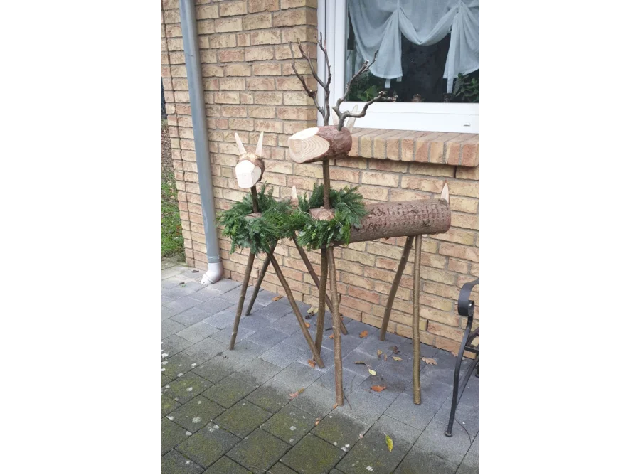 Rustikaler Holzrentier als Dekoration