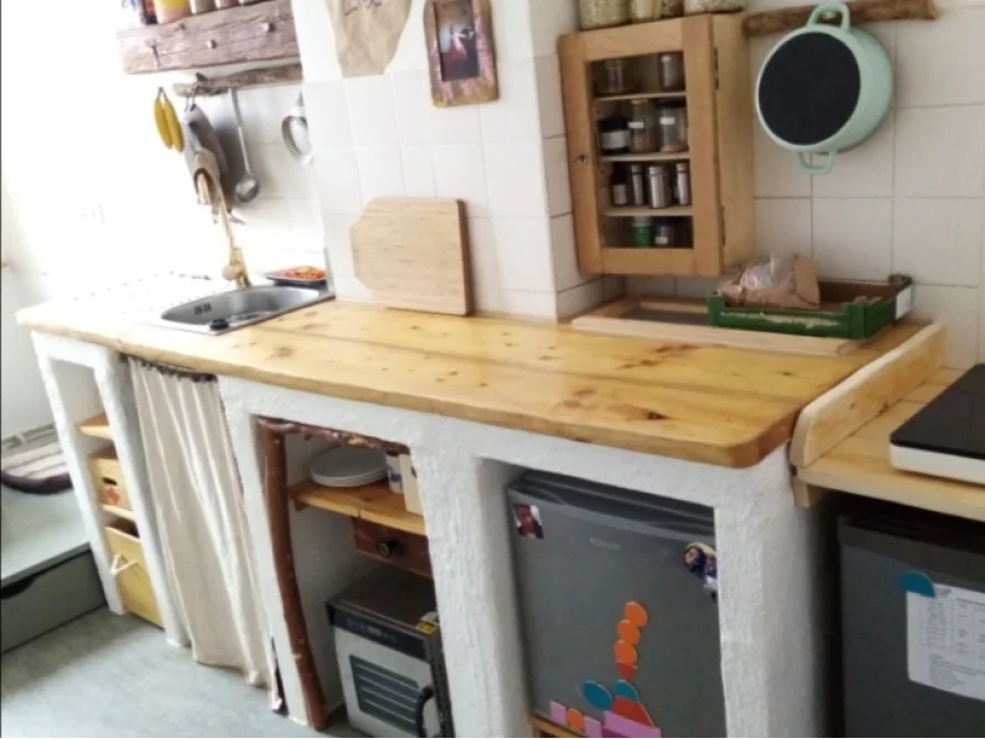 Rustikale Küche mit Holzarbeitsplatte