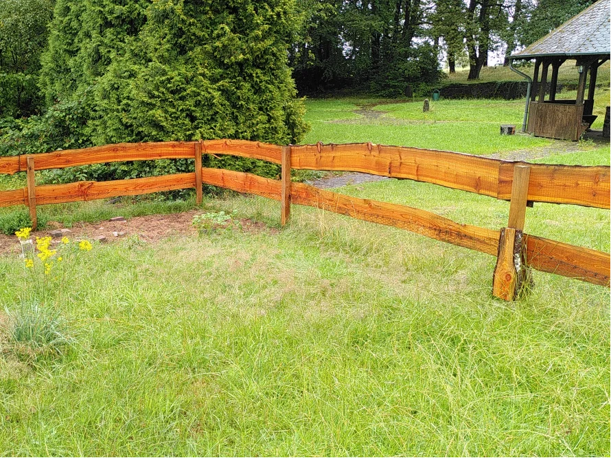 Hölzerner Gartenzaun auf einer Wiese