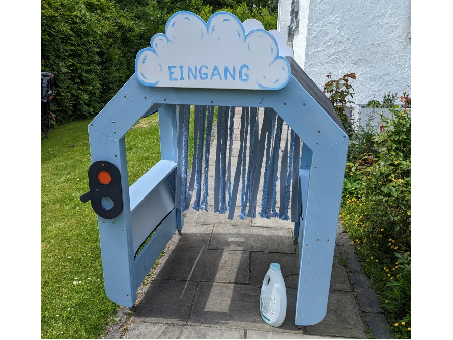 Spielhaus als Autowaschanlage