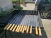 Leerer Grill mit Holzgriffen