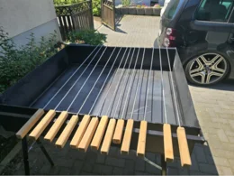 Leerer Grill mit Holzgriffen