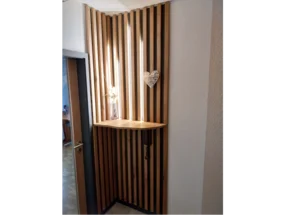 Dekorative Wandverkleidung aus Holz
