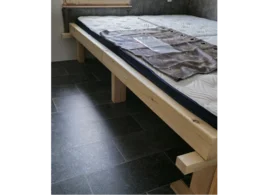 Holzbettgestell mit Matratze