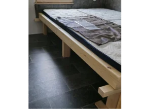 Holzbettgestell mit Matratze