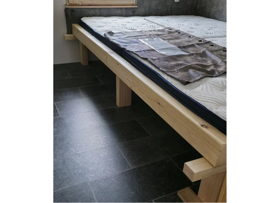 Holzbettgestell mit Matratze