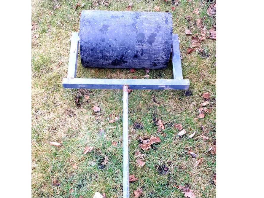 Rasenwalze auf Rasen