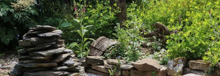 Steinhaufen in einem Garten