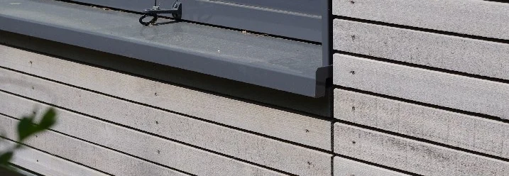 Fenster mit grauer Fensterbank