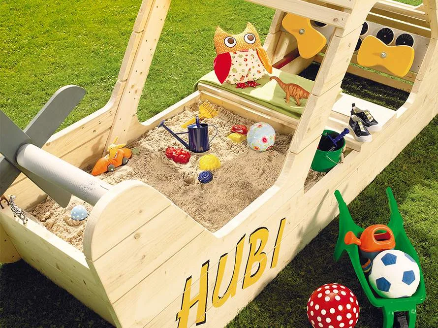 Hölzerner Sandkasten in Form eines Flugzeugs