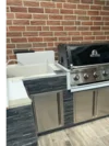 Einbaugrill in einer Außenküche