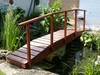 Kleine Holzbrücke über einen Teich